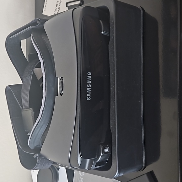 Samsung Gear VR with Controller - Picture 3 of 5
